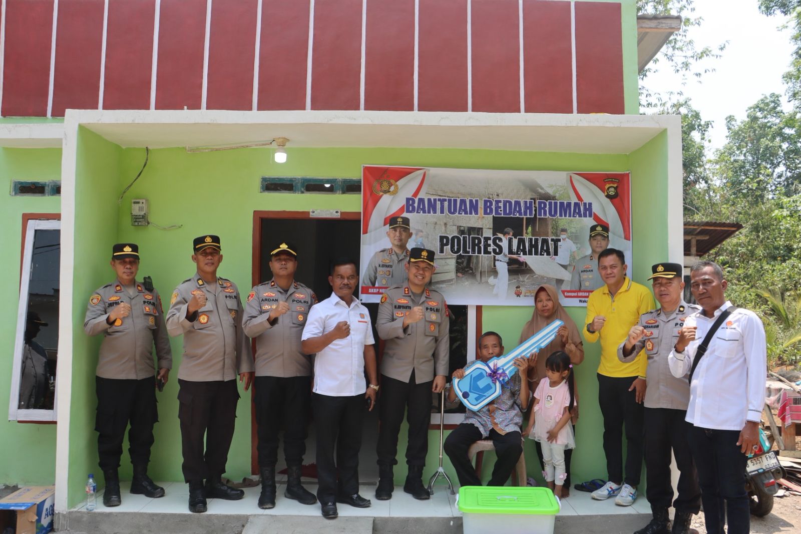 Polres Lahat Bedah Rumah Dua Warga di Gumay Talang dan Pagar Agung, Kapolres Sebut Wujud Polri Hadir di Tengah Masyarakat