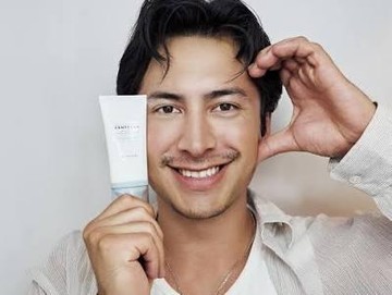 Hudson Williams Jadi Global Ambassador Pria Pertama SKIN1004