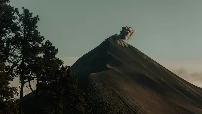 Abu Vulkanik Gunung Anak Krakatau Capai Jakarta, Simak Panduan Perjalanan