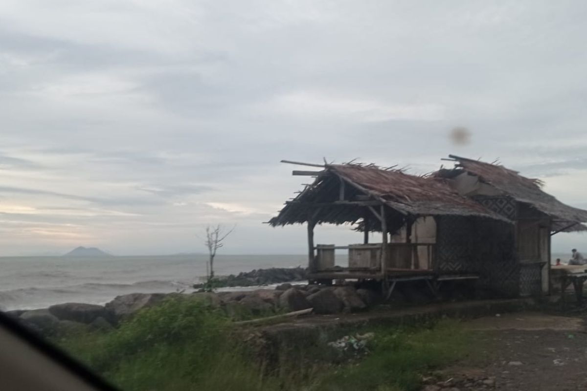 Gunung Anak Krakatau Siaga, Abu Tebal Hujani Rumah Warga Menes Pandeglang