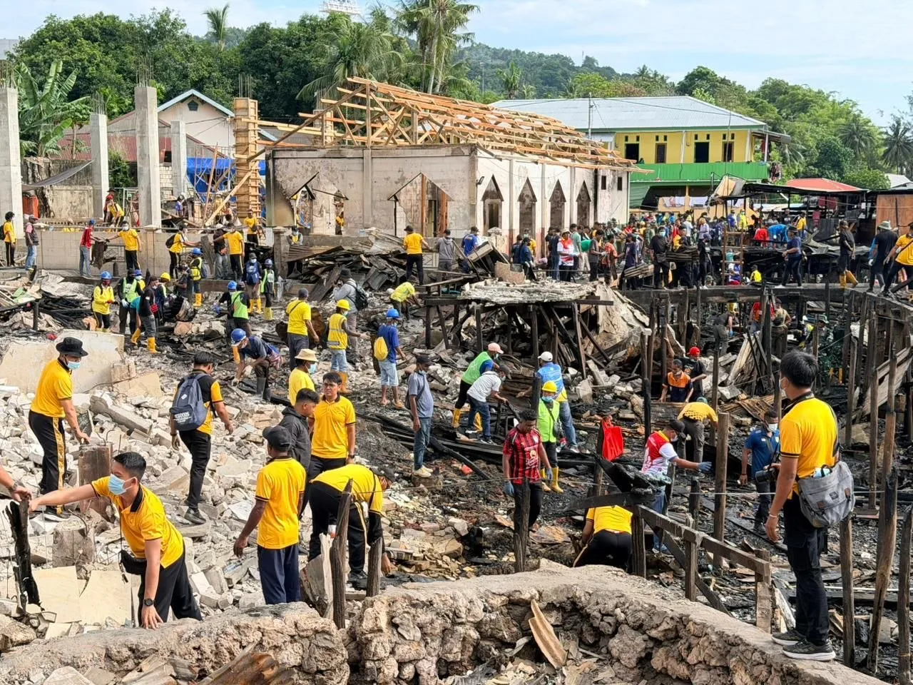 Pemkot Jayapura Kerahkan Tim Gabungan Bersihkan Reruntuhan Kebakaran di Dok 5 Bawah