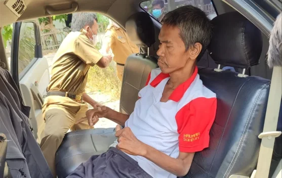 Dinsos OKI Pulangkan Pria Terlantar Berusia 50 Tahun ke Keluarganya di Palembang