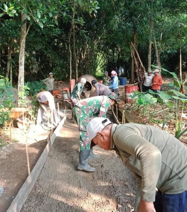 Babinsa dan Warga Gotong Royong Bangun Jalan 30 Meter Menuju TPU Cireundeu di Kuningan