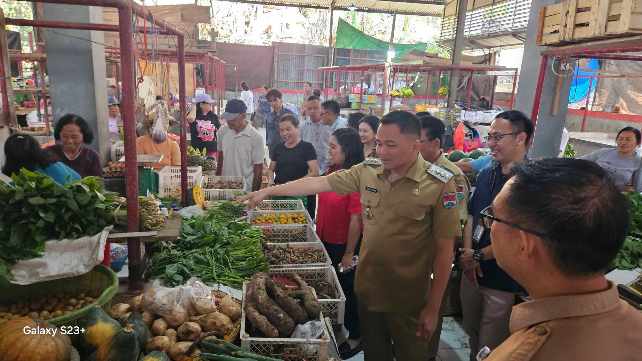 Bupati Ronald Kandoli Sidak Pasar Ratahan, Pantau Harga Beras hingga Telur dan Ancaman Praktik Penimbunan