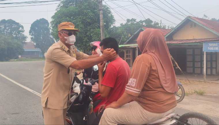 2.500 Masker Dibagikan Pemdes Kuala Secapah di Mempawah, Warga Diminta Pakai Masker saat Kabut Asap Pekat