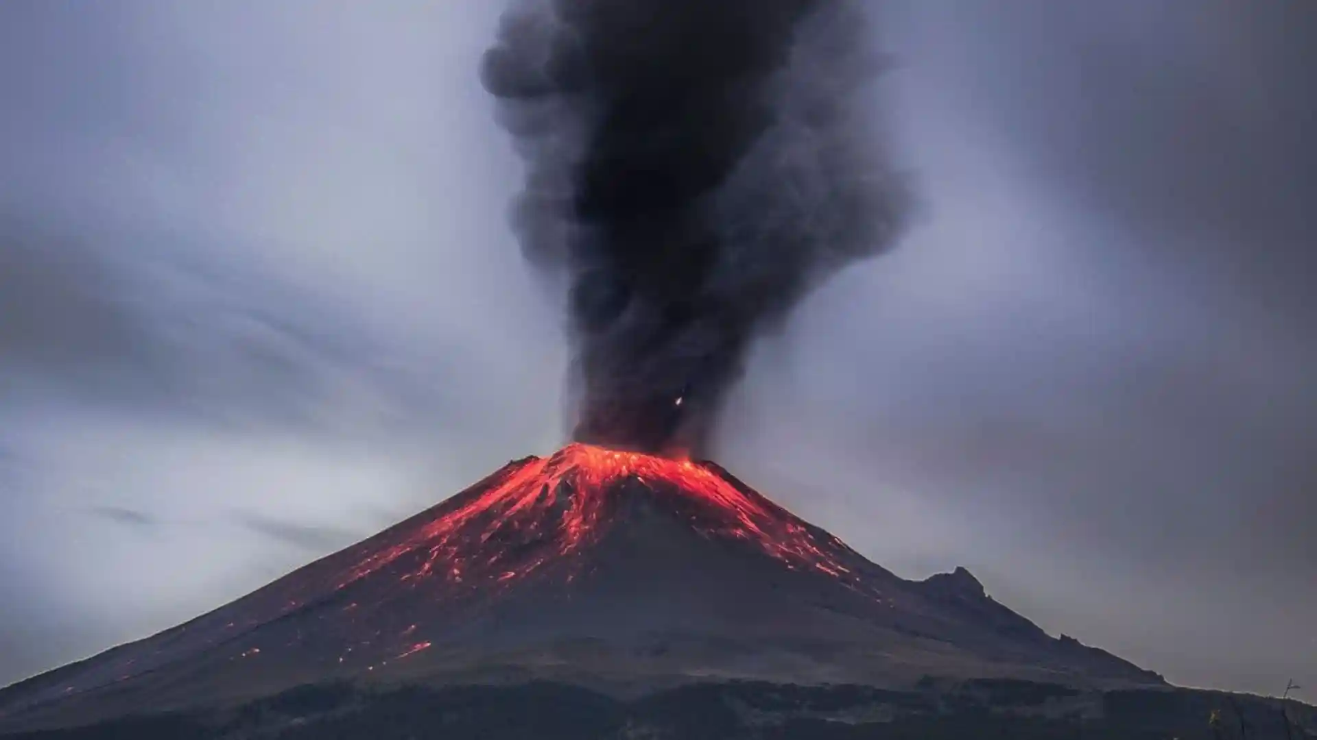 4 Gunung Api Erupsi Hampir Bersamaan, Debu Vulkanik Anak Krakatau Sebabkan 4 Bandara Tutup Sementara
