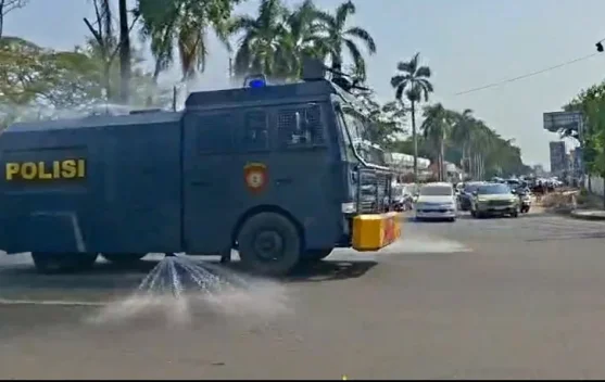 Polri Kerahkan Water Cannon dan Bagikan Masker ke 4 Provinsi Terdampak Abu Erupsi Anak Krakatau