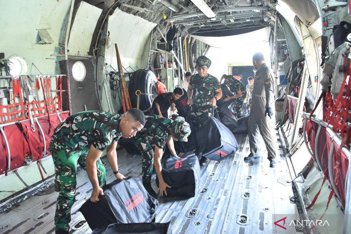 TNI AU Terbangkan Pesawat Hercules C-130 Angkut Puluhan Kardus Alat Kesehatan Karhutla ke Kalimantan