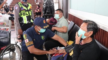 Polresta Bandara Soetta Bagikan Makanan dan Periksa Kesehatan Penumpang