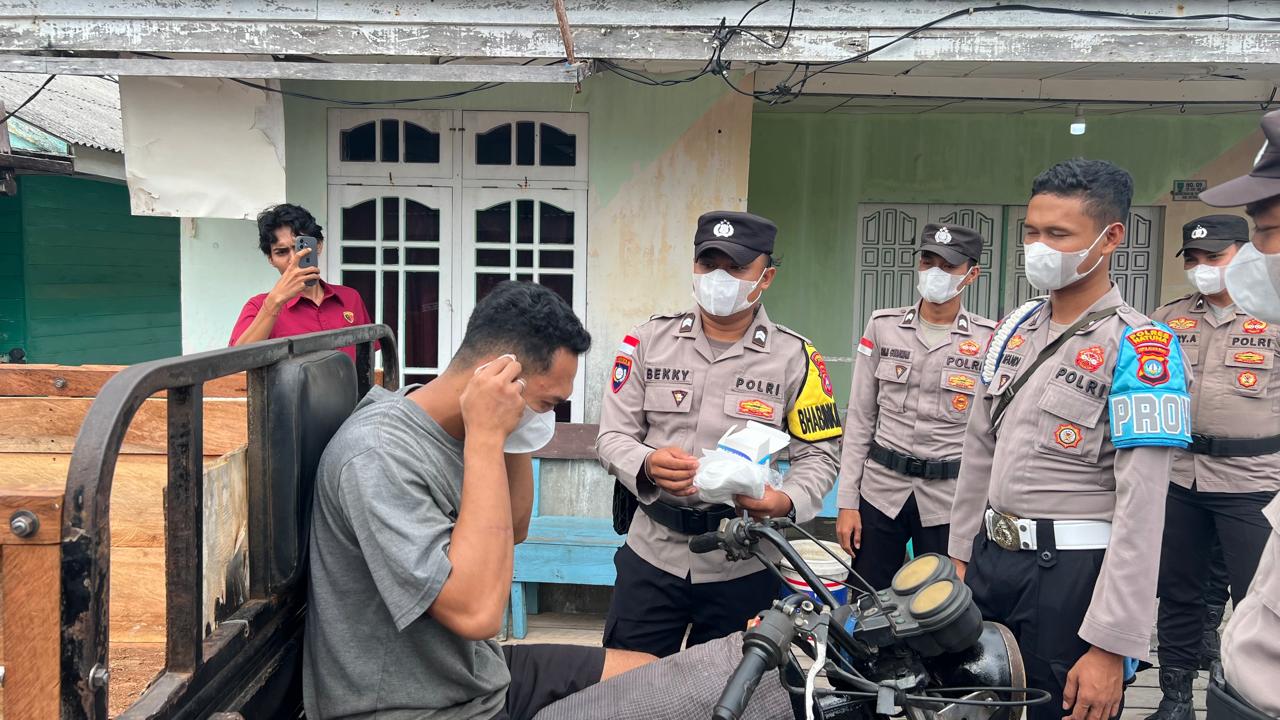 Polsek Pulau Laut dan Puskesmas Bagikan Masker ke Warga Natuna, Kualitas Udara Masuk Kategori Perlu Diwaspadai