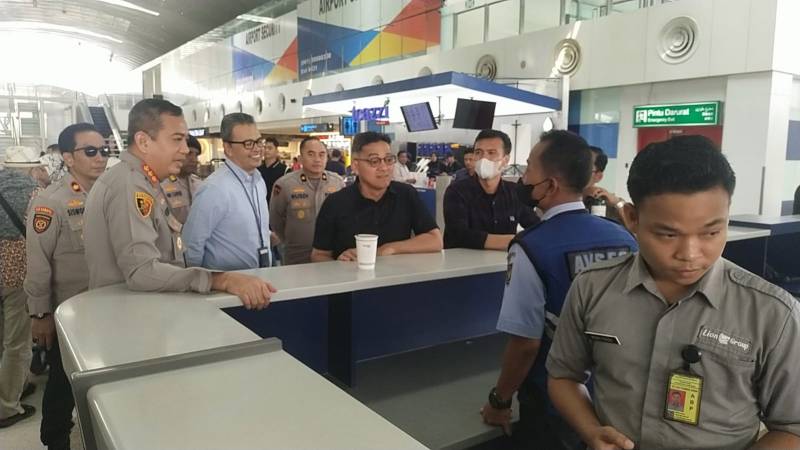 58 Penerbangan di Bandara Kualanamu Terdampak Erupsi Gunung Anak Krakatau, Wakapolda Sumut dan Kapolresta Deli Serdang Turun ke Lapangan