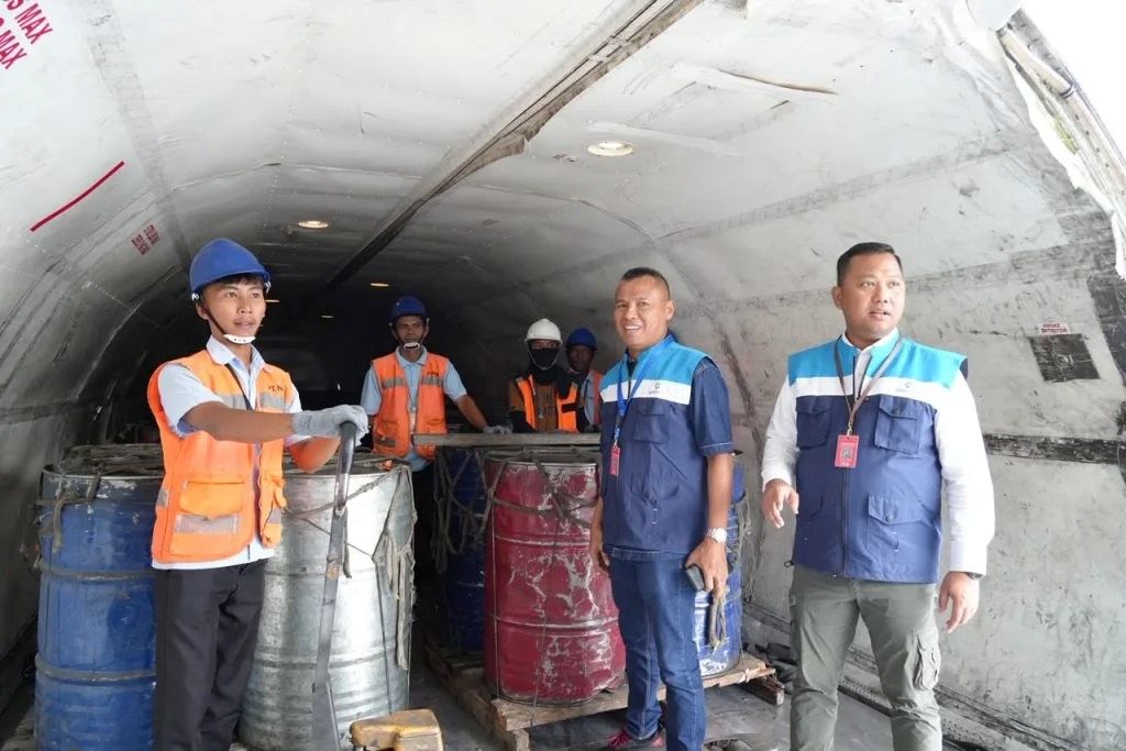 Pertamina Pakai Pesawat dan Truk Tangki Salurkan BBM ke Pegunungan Papua, Harga Pertalite dan Biosolar Tetap Sama