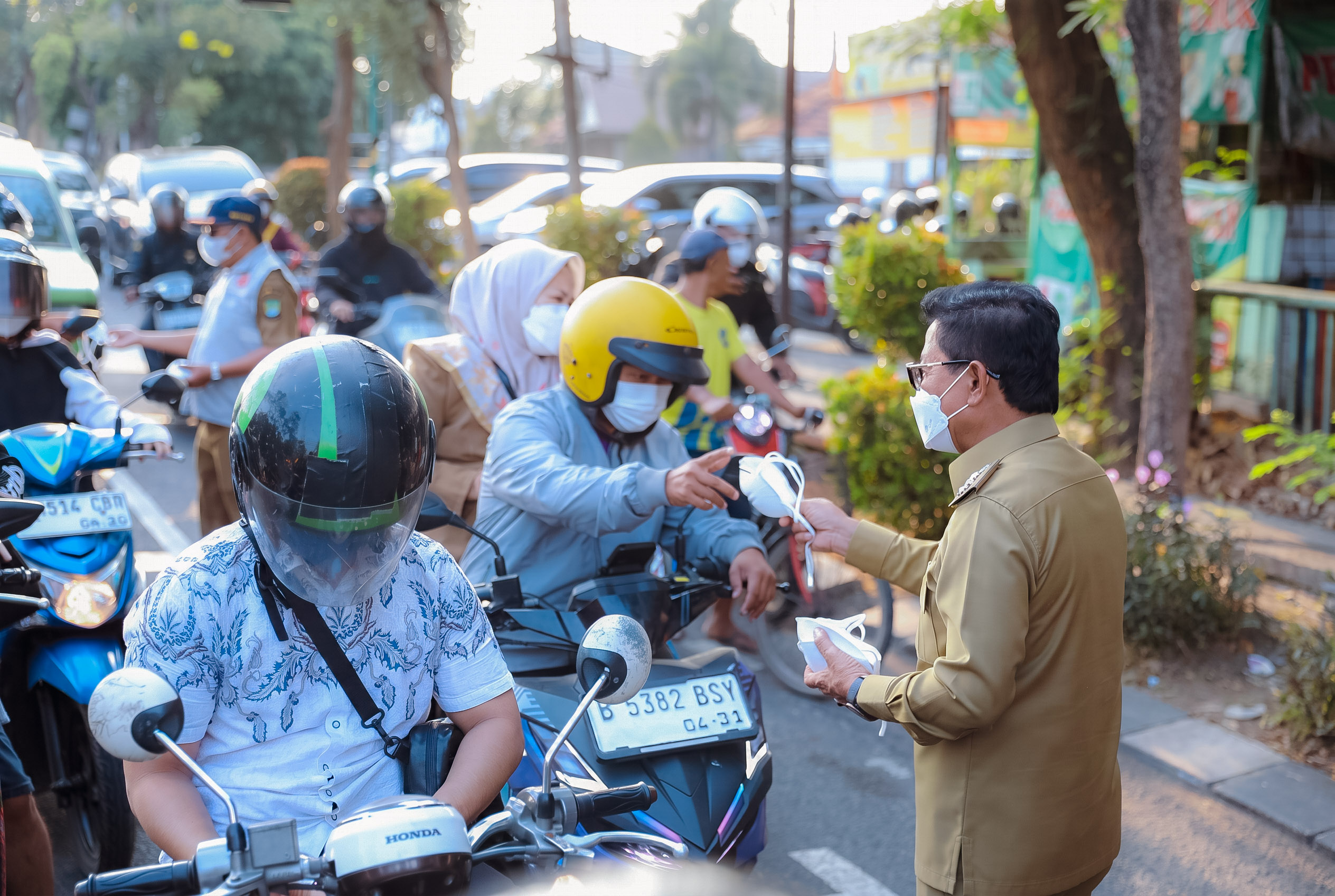 Wali Kota Tangerang Sachrudin Bagikan Masker ke Pengguna Jalan di Tugu Adipura Antisipasi Abu Vulkanik Anak Krakatau