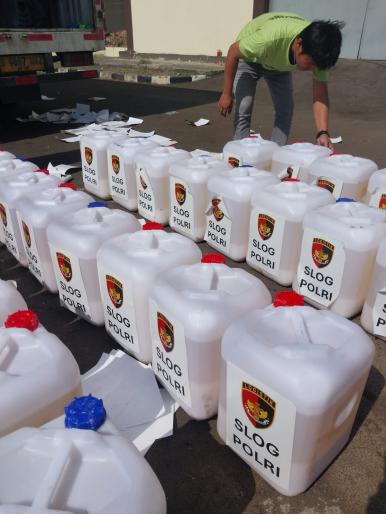 Perkuat Penanganan Karhutla Gambut di Sumatera Selatan, Mabes Polri Kirim 4.000 Liter Formula Pemadam X-Fire
