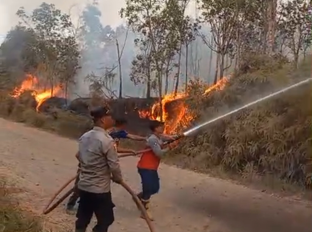 Bara di Kedalaman 1,5 Meter Masih Menyala, Polda Sumsel Padamkan Karhutla 80 Hektare di Muara Enim dengan Metode Spiral