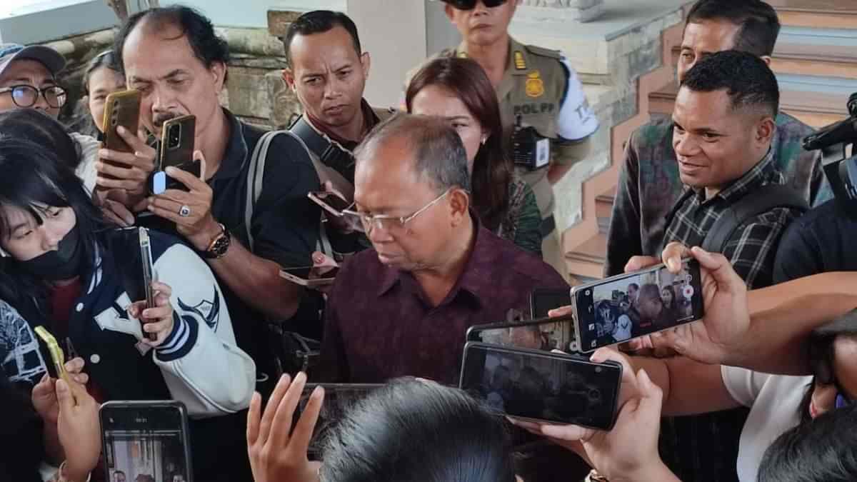 Erupsi Gunung Anak Krakatau Ganggu Penerbangan Domestik ke Bali, Kunjungan Wisatawan Lokal Anjlok