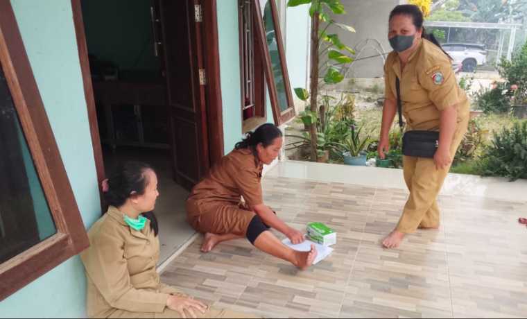Kabut Asap Karhutla Makin Pekat, Pemdes Sekabuk di Mempawah Bagikan Masker ke Setiap Rumah Warga