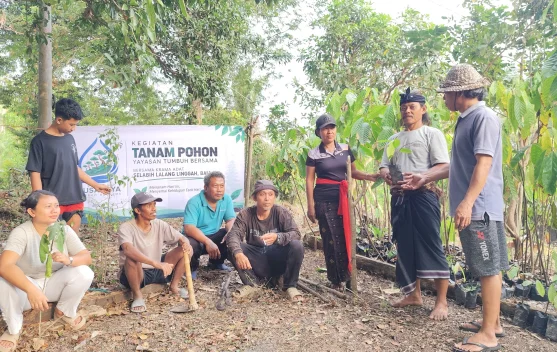 Yayasan Nusa Jaya Tumbuh Bersama Ajak Krama Adat Selabih Tabanan Tanam Pohon, Lingkungan Jadi Tanggung Jawab Desa