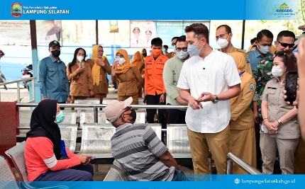 Bupati Lampung Selatan Tinjau Puskesmas Karang Anyar, Bagikan Masker ke Warga Antisipasi Abu Vulkanik Anak Krakatau