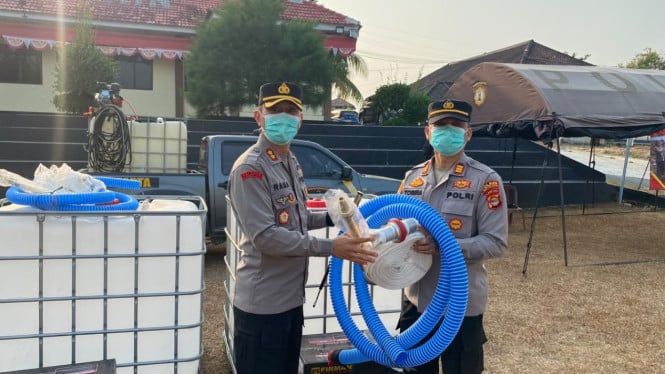 Polres Way Kanan Salurkan 12 Unit Komputer dan Paket Pemadam Karhutla ke Polsek Jajaran