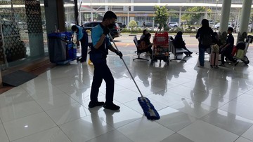 Bandara Soekarno-Hatta Bersihkan Abu Vulkanik Anak Krakatau, Petugas Dikerahkan 24 Jam