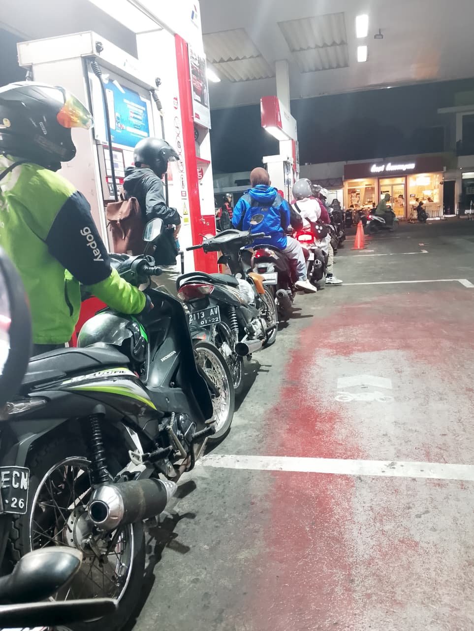 Pertalite Langka di Kota Malang Usai Harga Pertamax Naik, Antrean SPBU Mengular