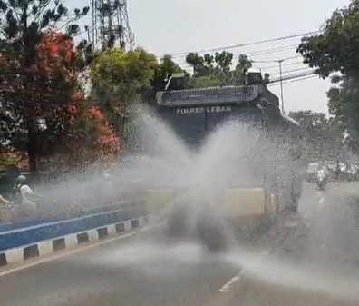 Polres Lebak Siram Jalan Rangkasbitung Pakai Mobil AWC untuk Bersihkan Debu Vulkanik Gunung Anak Krakatau