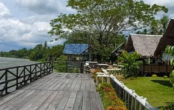 Rumah Makan Atok Daun Kuok Kampar, Sajian Ikan Kapiek Bakar dengan Pemandangan Sungai