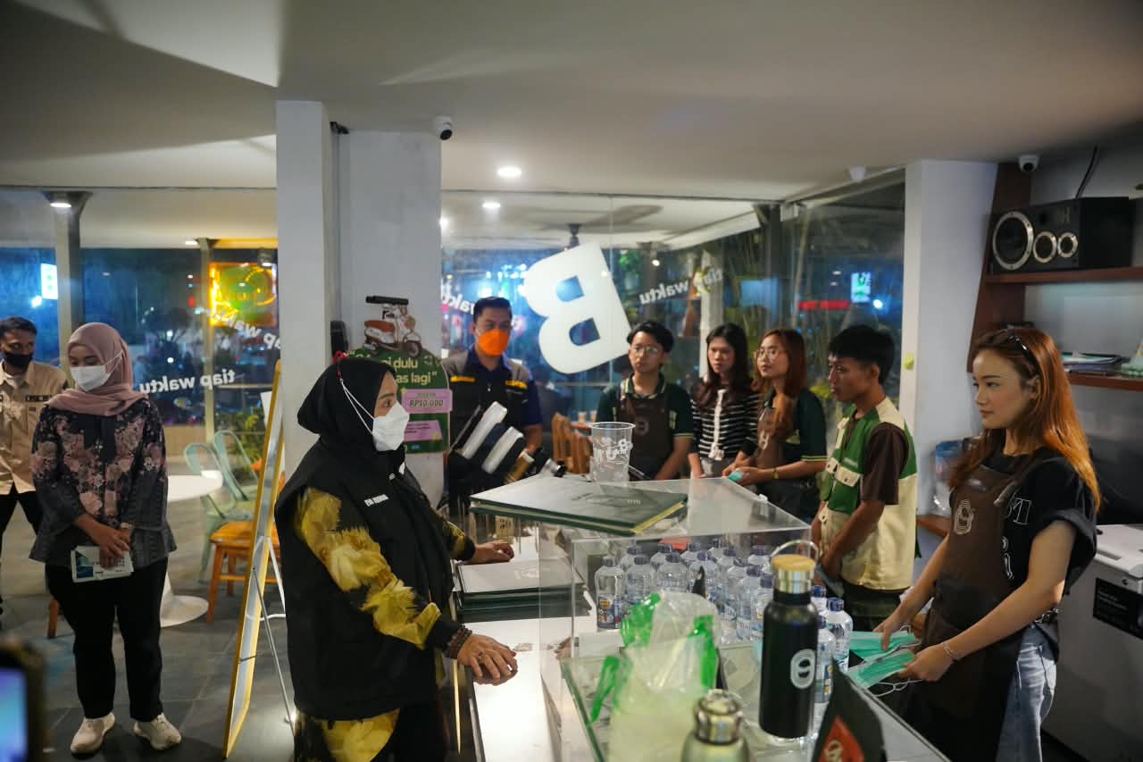Wali Kota Bandar Lampung Eva Dwiana Bagikan Masker ke Pengguna Jalan, Imbau Warga Waspada Abu Vulkanik Krakatau
