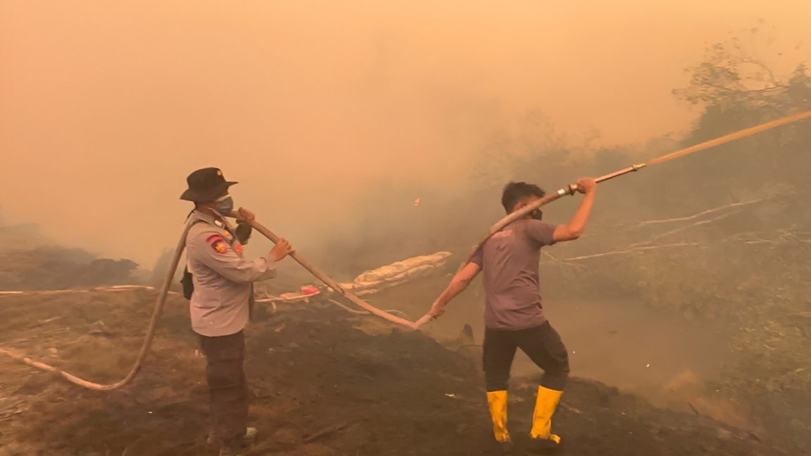 Polda Sumsel Kerahkan Personel Padamkan Karhutla di Lahan Gambut Teluk Limau Muara Enim, 6 Hektare Terbakar