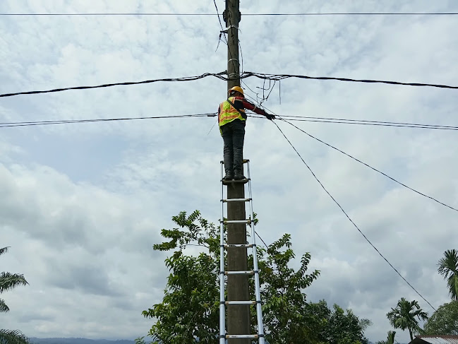 PLN Icon Plus Perkuat Jaringan Fiber Optik di Pesisir Selatan, Petugas Lakukan Perapian Instalasi di Jalur Talang Tapan