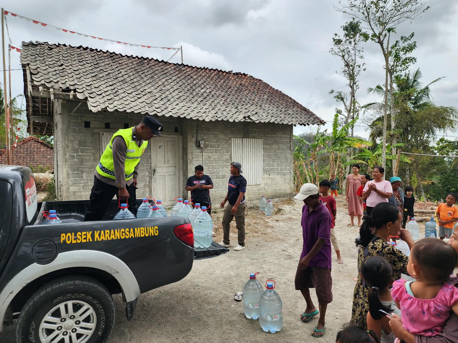Polsek Karangsambung Salurkan 1.000 Liter Air Bersih ke 55 KK di Kebumen Terdampak Kemarau Panjang