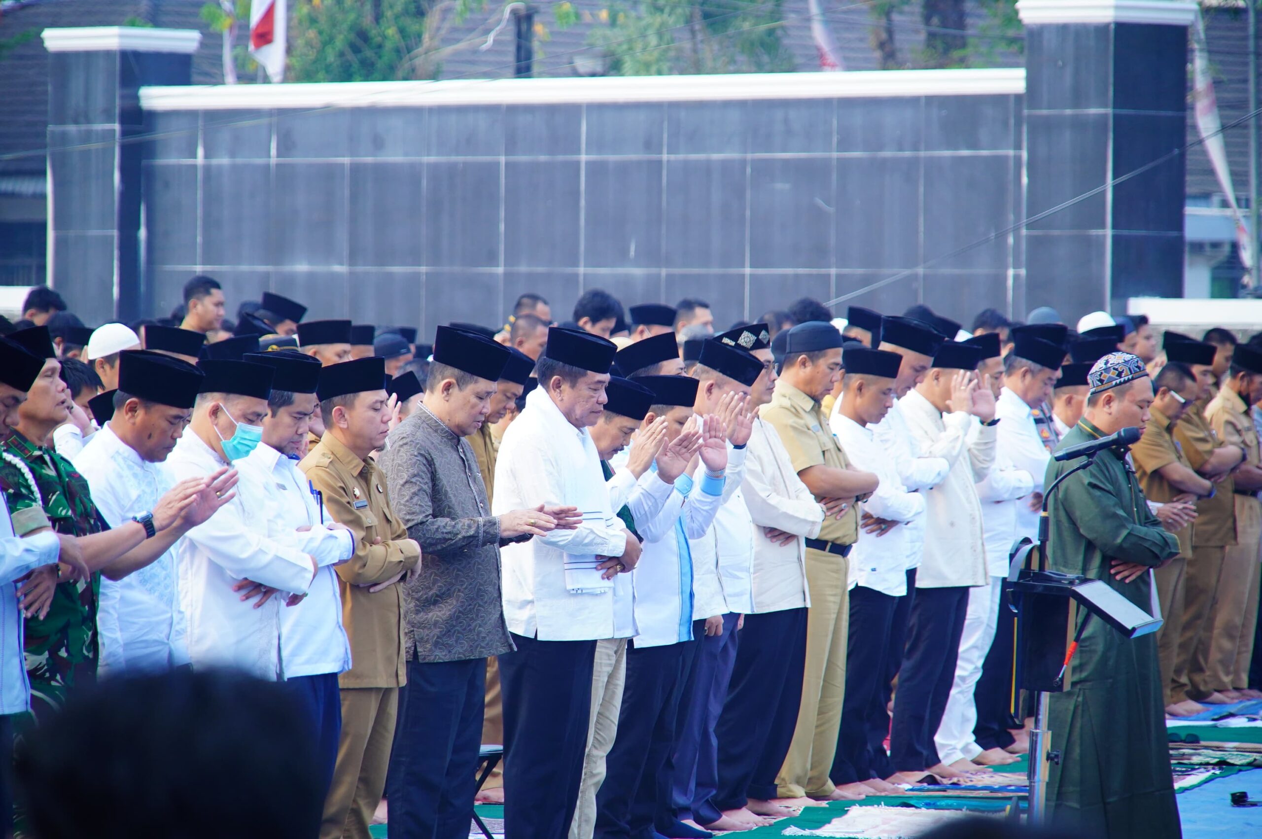 Pemkab Muba Gelar Shalat Istisqo di Tengah Kemarau Panjang, Usai Berdoa Bupati Toha Bagikan Masker ke Pengendara