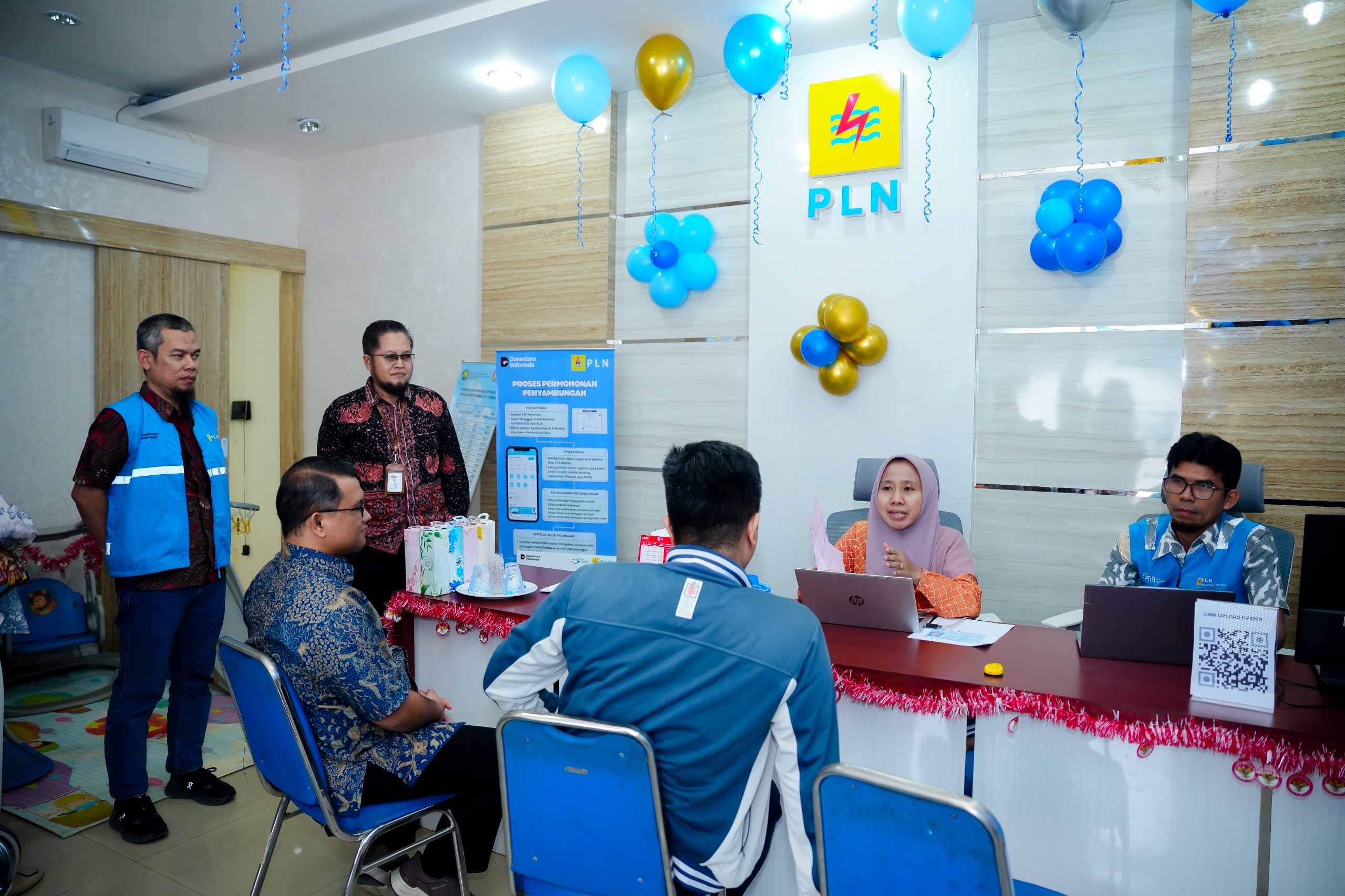 PLN UID S2JB Sambangi Pelanggan di Palembang saat Hari Pelanggan Nasional, Perkenalkan Fitur Baru PLN Mobile