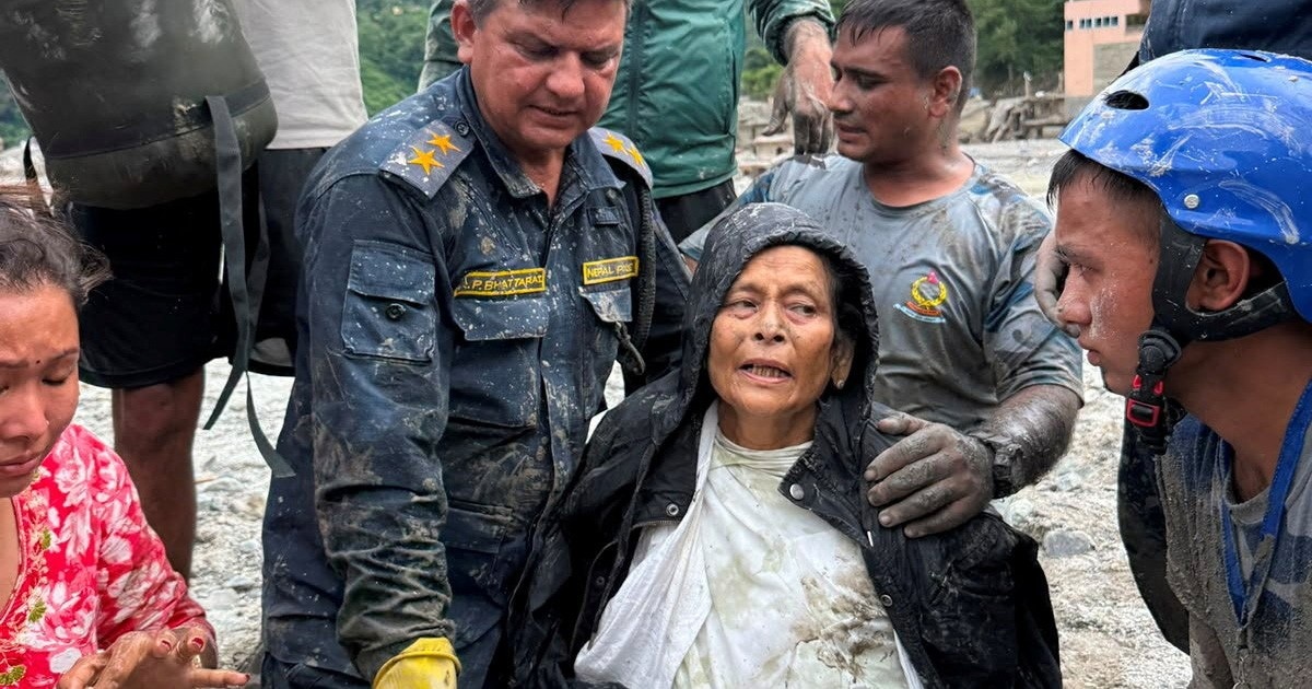 Polisi Nepal Evakuasi Nenek 70 Tahun Usai 10 Hari Terkubur Lumpur Banjir