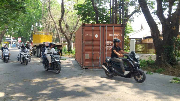 Box Kontainer Jatuh di Simpang BLK Palembang Usai Tersangkut Dahan, Lalu Lintas Diberlakukan Satu Arah