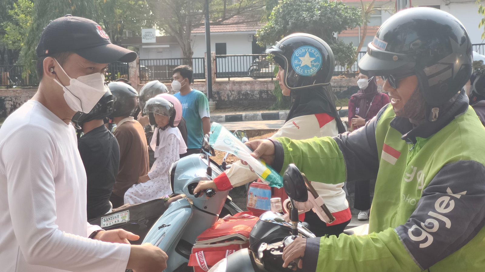 PLN UID Kalselteng Bagikan 5.000 Masker ke Warga Banjarbaru, Antisipasi Dampak Kabut Asap Karhutla