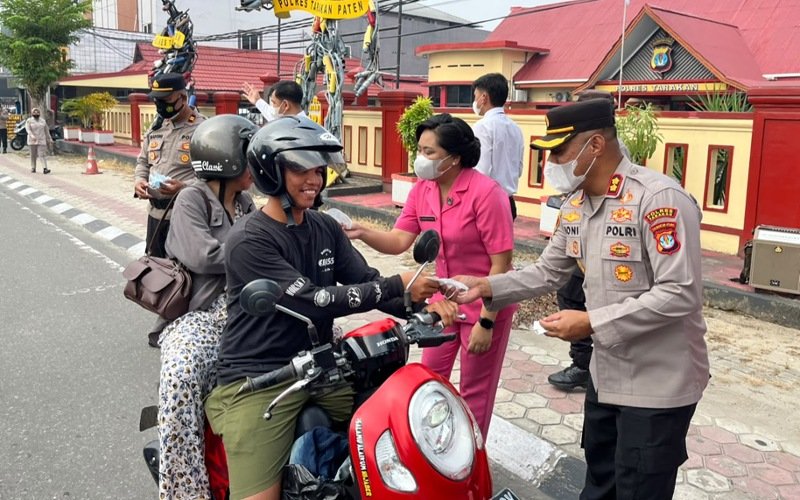 Polres Tarakan Bagikan Masker Gratis ke Pengguna Jalan, Antisipasi Polusi Udara Akibat Karhutla di Kalimantan Utara