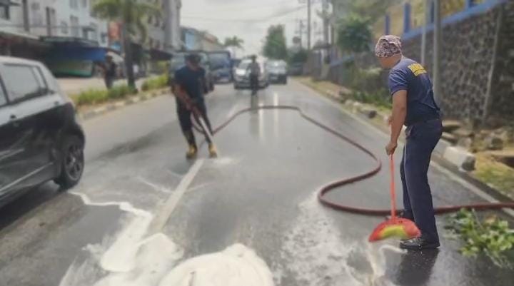 Tumpahan Solar di Turunan Jalan DI Panjaitan Km 6 Tanjungpinang Bikin Puluhan Motor Terpeleset, Petugas Semprot Jalan 40 Menit