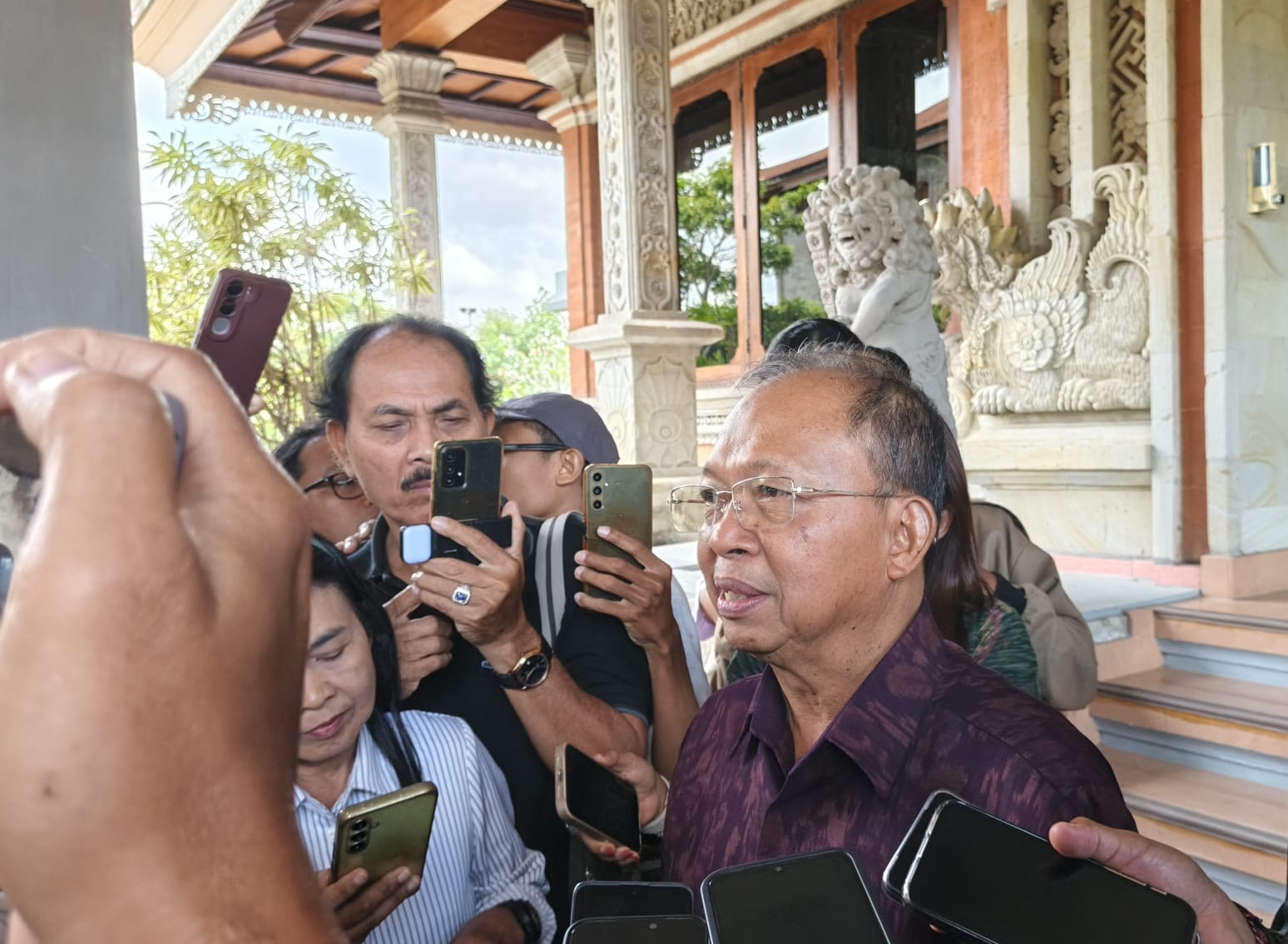 Pemprov Bali Kaji Kenaikan Upah Sektoral Pariwisata 2027, Wayan Koster: UMKM Jangan Sampai Berat