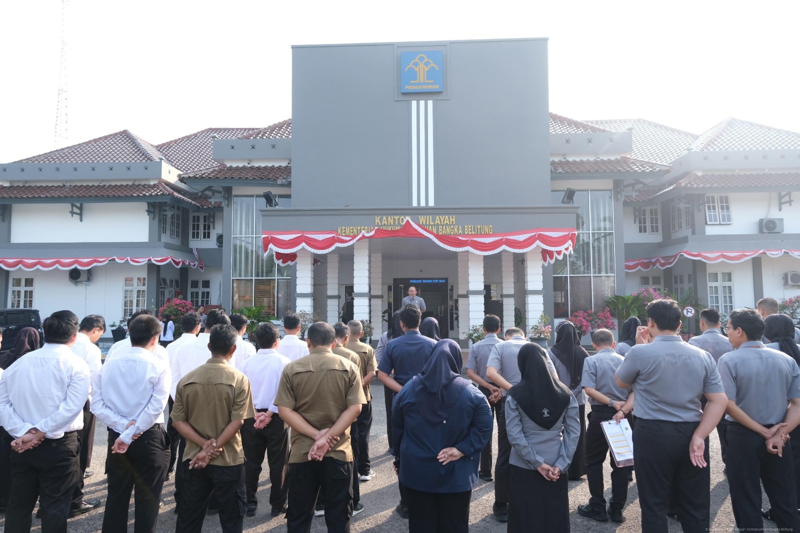 Kanwil Kemenkum Babel Tekankan Pelayanan Prima di Tengah Rehabilitasi Kantor, Plh Kakanwil Pimpin Apel Pagi