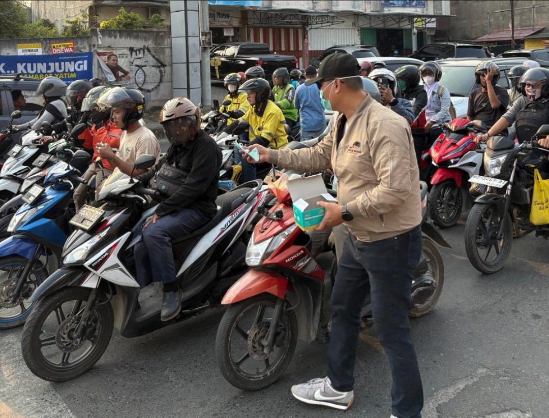 Relawan BRN Bagikan 1.500 Masker di Bandar Lampung untuk Antisipasi Dampak Debu Erupsi Gunung Anak Krakatau