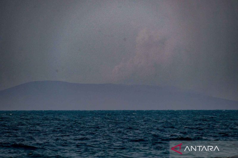 Gunung Anak Krakatau Kembali Keluarkan Asap, Terlihat dari Pulau Sebesi Lampung Selatan