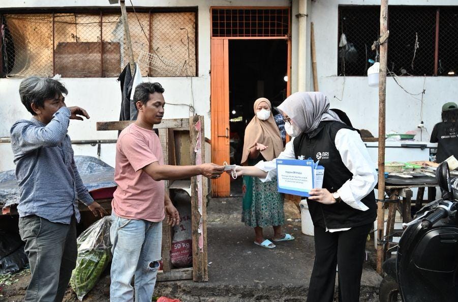 BRI Peduli Bagikan Masker dan Vitamin di Halte Transjakarta CSW hingga Lampung, Antisipasi Dampak Abu Vulkanik Anak Krakatau