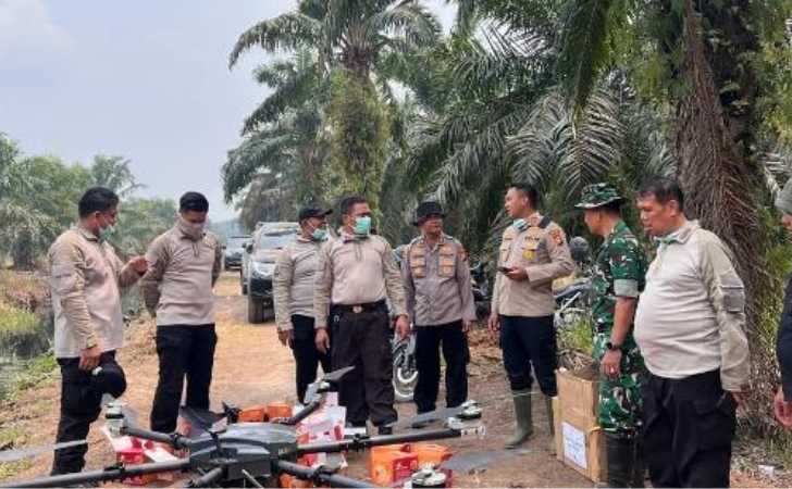 Polda Riau Terjunkan Drone Pemadam BVD-M16 untuk Padamkan Karhutla di Siak, 7 Personel Dikerahkan