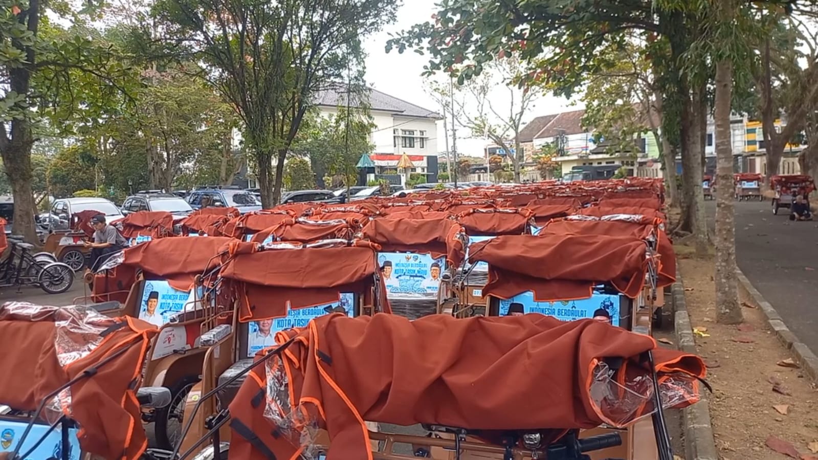 220 Pengemudi Becak Lansia di Tasikmalaya Terima Becak Listrik dari Program Presiden Prabowo, Bisa Tempuh 40 Kilometer