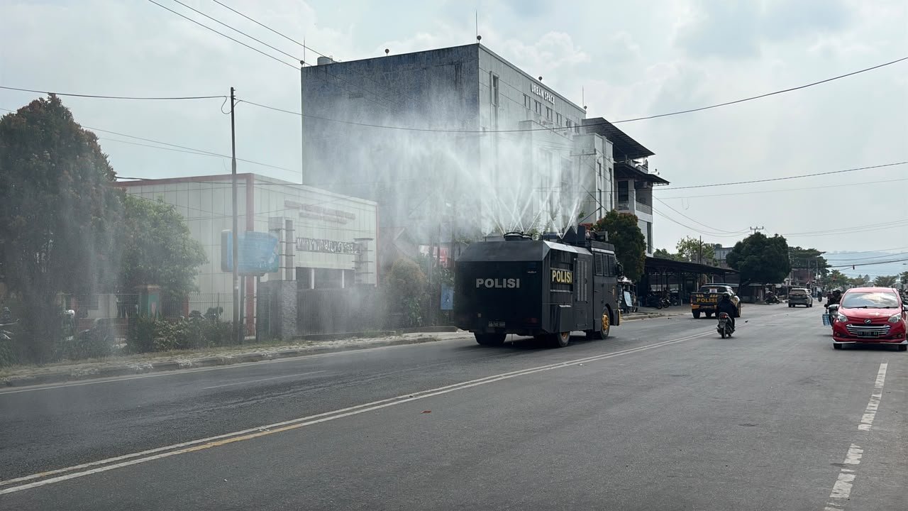 Polisi Siram 5.000 Liter Air ke Jalanan Berdebu di Bulungan, Imbau Pengendara Jaga Jarak