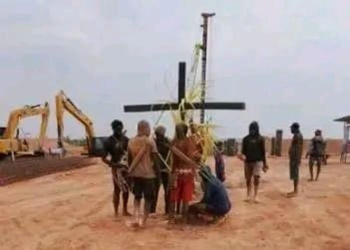 8 Salib Hitam Simbol Perjuangan Lahan Adat Wanam Dicabut Paksa, Solidaritas Merauke Desak Tim Pencari Fakta