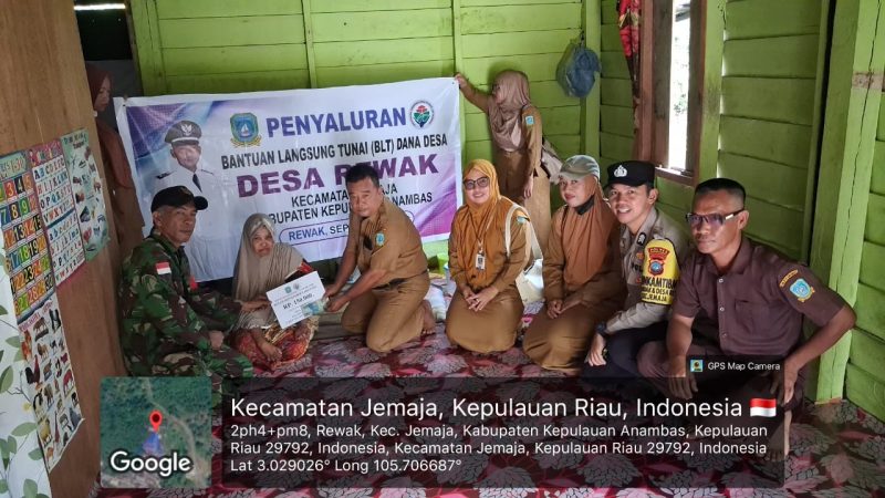 Babinsa Anambas Dampingi Penyaluran BLT Dana Desa Rp150.000 untuk 16 Lansia di Rewak, Diserahkan Langsung ke Rumah