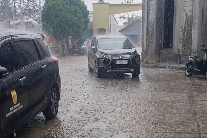 Hujan Pertama Guyur Liang Anggang Selasa Siang, 10 Menit Basahi Lahan Kering dan Redakan Asap Karhutla